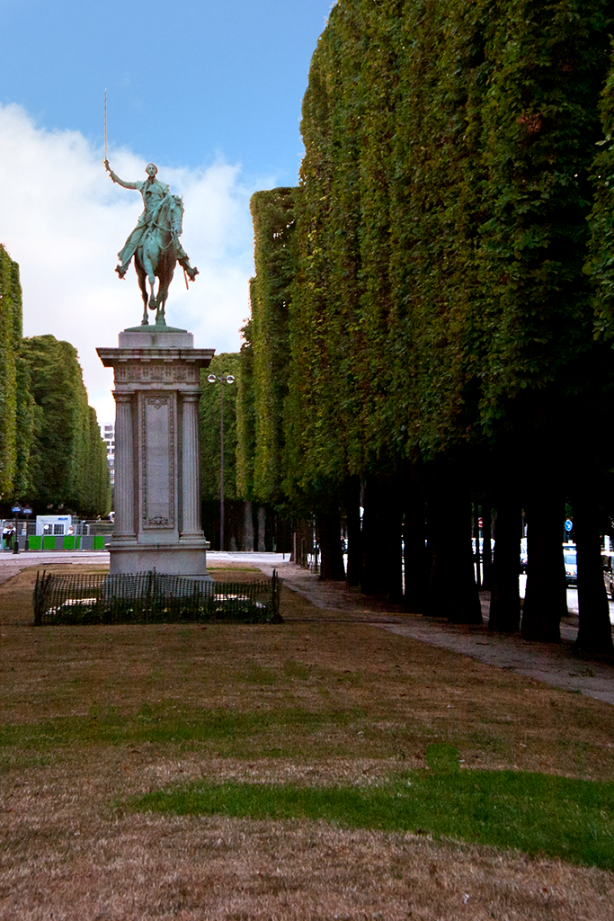 IMAGE: http://i1259.photobucket.com/albums/ii547/tmoore323/StatueGuy.png